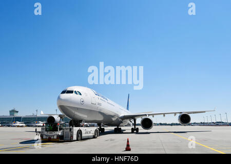 Lufthansa, drücken wieder LKW, schleppen, EFM, Pull, Satellit, Flugzeug, Flugzeug, Abreise, Flugzeug, MUC, EDDM, Flughafen München, Erding, Freising, München Stockfoto