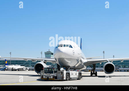 Lufthansa, drücken wieder LKW, schleppen, EFM, Pull, Satellit, Flugzeug, Flugzeug, Abreise, Flugzeug, MUC, EDDM, Flughafen München, Erding, Freising, München Stockfoto