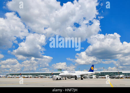 Lufthansa, drücken wieder LKW, schleppen, EFM, Pull, Satellit, Flugzeug, Flugzeug, Abreise, Flugzeug, MUC, EDDM, Flughafen München, Erding, Freising, München Stockfoto