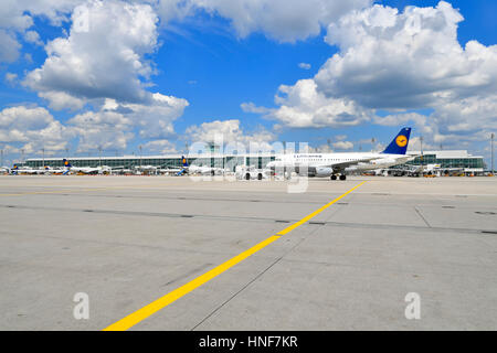 Lufthansa, drücken wieder LKW, schleppen, EFM, Pull, Satellit, Flugzeug, Flugzeug, Abreise, Flugzeug, MUC, EDDM, Flughafen München, Erding, Freising, München Stockfoto