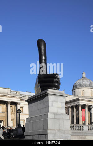 David Shrigleys wirklich gute Statue auf dem vierten Sockel in Trafalgar Square in london Stockfoto