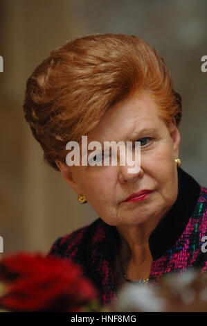 Luxemburg, Bourglinster, lettische Präsidentin Vaira Vike-Freiberga während einer Pressekonferenz mit dem luxemburgischen Premierminister Jean-Claude Juncker 06.12.2006 Stockfoto