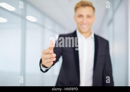 Willkommen-Konzept. Geschäftsmann streckt seine Hand und lächelnd in ein Stockfoto