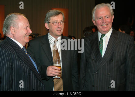 (L, R) ehemaligen luxemburgischen Premierminister Gaston Edmont Thorn, Jean-Claude Juncker und Jacques Santer siehe RTL tv Feier 29.05.2004 Stockfoto