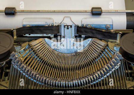 Auf alten Vintage retro-schmutzige Schreibmaschine schreiben Stockfoto