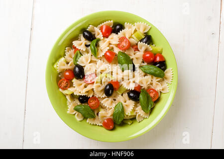 Farfalle-Salat mit Tomaten, Basilikum, Olivenöl und Pfeffer Stockfoto