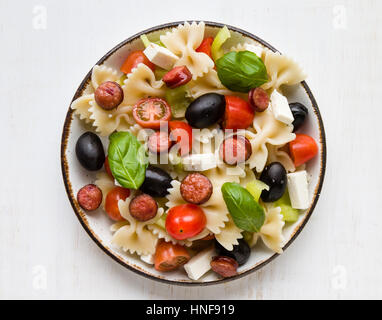 rustikale Farfalle Fliege Salat auf weißen Tisch Stockfoto