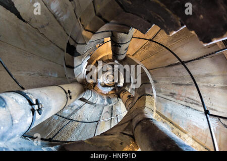 Spiral-Stein, die Treppen des alten gotischen historische Kirche Turm nach unten anzeigen. Stockfoto