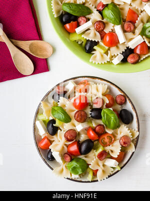 rustikale Farfalle Fliege Salat auf weißen Tisch Stockfoto