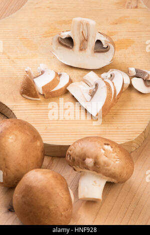 gesunde frische braune Champignons Pilze auf Holztisch Stockfoto