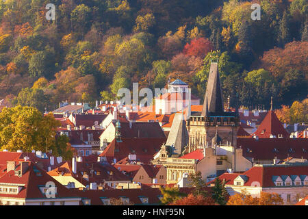 Prag-Dächer und Türme an Mala Strana mit Petrin-Hügel, Prag historische Architektur an Herbstmorgen. Stockfoto