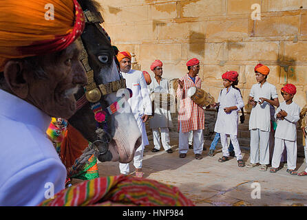 Männer, Gangaur Festival, Musiker innerhalb des Forts in der Nähe von Raj Mahal (Royal Palace), Jaisalmer, Rajasthan, Indien Stockfoto