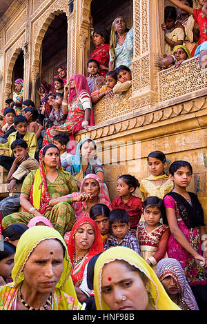 Gangaur Festival, in der Nähe von Menschen, die gerade einer Parade innerhalb des Forts Raj Mahal (Königlicher Palast), Jaisalmer, Rajasthan, Indien Stockfoto