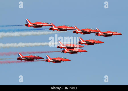 Die Red Arrows aus drängen sich hinten am Anfang einer Anzeige während einer Duxford Airshow. Stockfoto