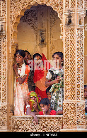 Junger, Frau, Fenster, Gangaur Festival, Leute beobachten eine Parade innerhalb des Forts in der Nähe von Raj Mahal (Royal Palace), Jaisalmer, Rajasthan, Indien Stockfoto