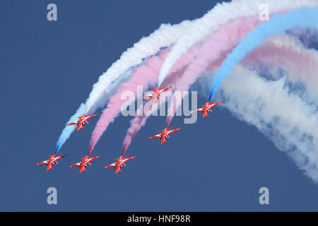 Die Red Arrows ziehen über der Spitze während einer Anzeige auf einem Duxford Airshow. Stockfoto