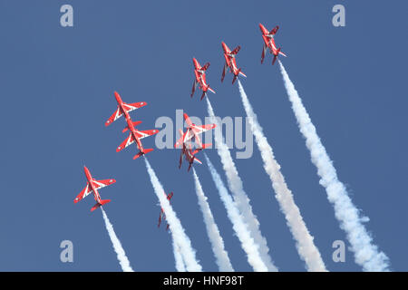 Zwei Abschnitte von der Royal Air Force Display Team, The Red Arrows teilen während einer Anzeige auf einem Duxford Airshow. Stockfoto