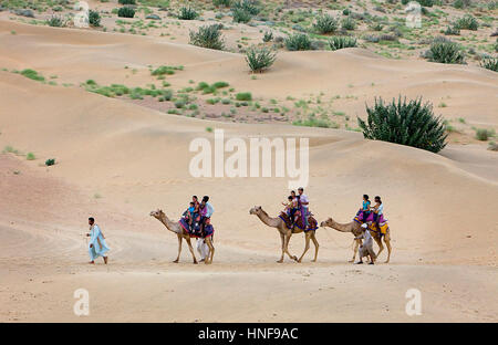 Touristen, Kamelreiten auf Sam Dünen im Desert National Park in den großen Thar Wüste, in der Nähe von Jaisalmer, Rajasthan, Indien Stockfoto
