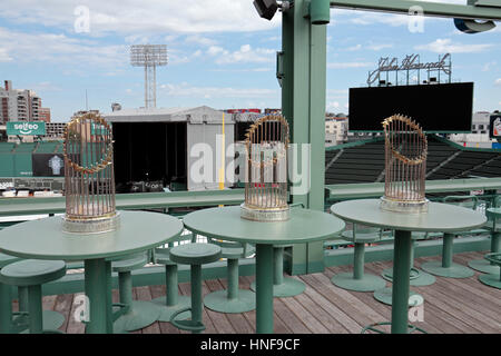 World Series Trophäen (l-r: 2004, 2013, 2007), Fenway Park, Heimat der Boston Red Sox, Boston, MA, Vereinigte Staaten von Amerika. Stockfoto