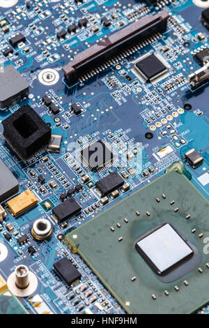 Integrierte Halbleiter Mikrochip/Mikroprozessor auf blaue Platine Stockfoto