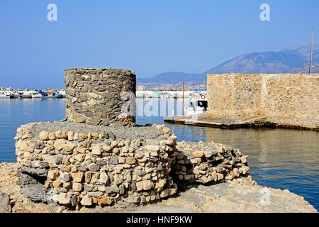 Blick auf die Kales venezianischen Festung am Eingang zum Hafen mit einem alten Turm im Vordergrund, Ierapetra, Kreta, Griechenland, Europa. Stockfoto
