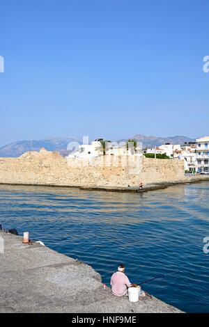 Blick auf die Kales venezianischen Festung am Eingang zum Hafen, Ierapetra, Kreta, Griechenland, Europa. Stockfoto