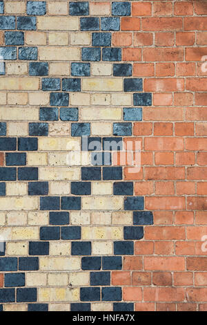 Rautenmuster Mauerwerk inmitten einer roten Backsteinmauer. Stratford-Upon-Avon, Warwickshire, England Stockfoto