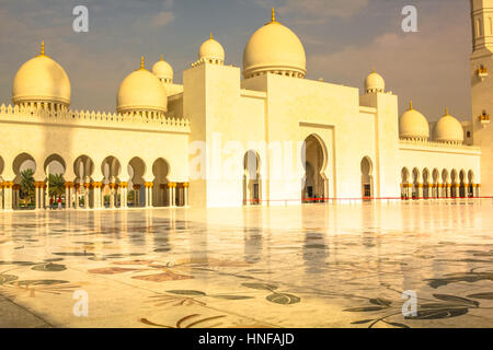Malerischen Blick auf Sonnenuntergang der Scheich-Zayid-Moschee in Abu Dhabi, Vereinigte Arabische Emirate, die drittgrößte Moschee der Welt. Stockfoto