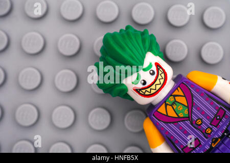 Tambow, Russische Föderation - 11. Februar 2017 Lego Batman Film Minifigur - Joker auf Lego graue Grundplatte Hintergrund. Studio gedreht. Stockfoto