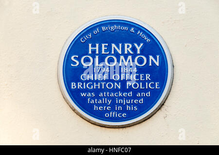 Blaue Plakette in Brighton, Henry Solomon Chief Officer von Brighton Polizei im 19. Jahrhundert, wurde angegriffen und getötet in seinem Büro im Jahr 1844. Stockfoto