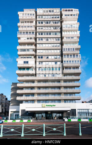 Das Holiday Inn am Brighton Seafront ist ein 17-geschossiges Hochhaus entworfen von R. Seifert & Partner, die 1967 eröffnet. Stockfoto