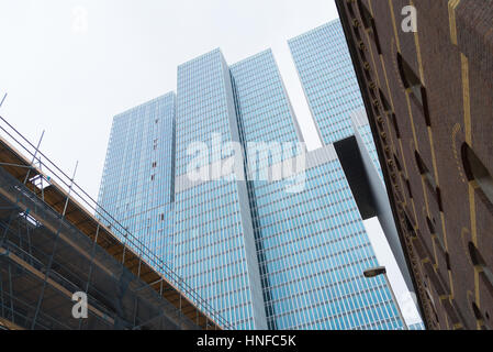 ROTTERDAM, Niederlande - 14. Mai 2016: Niedrigen Winkel Blick auf die berühmten Wolkenkratzer 'Rotterdam'. Es ist ein multifunktionales Gebäude auf der Wilhelmina-Torte Stockfoto