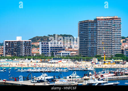 der Strand und die Hotels in Palamos an der Costa Brava in Spanien Stockfoto