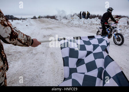 Sportler zum Sport Motorräder die Spur im Winter Motocross Wettbewerbe während der "Winterspaß" Festival in Uglitsch, Russland Stockfoto