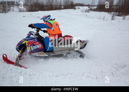 Ein Sportler nimmt Teil an der Wolga Schale auf dem Schneemobil Sport im Winter sports Festival in Uglitsch, Russland Stockfoto