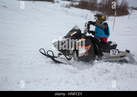 Ein Sportler nimmt Teil an der Wolga Schale auf dem Schneemobil Sport im Winter sports Festival in Uglitsch, Russland Stockfoto