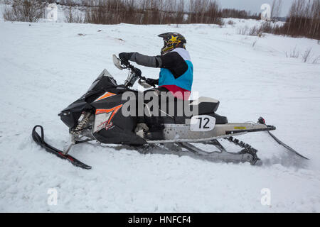 Ein Sportler nimmt Teil an der Wolga Schale auf dem Schneemobil Sport im Winter sports Festival in Uglitsch, Russland Stockfoto