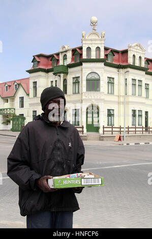 Mann, Verkauf von Gesteinsproben vor Haus Hohenzollern in Swakopmund Stockfoto