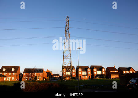 Elektrizität Getriebe Turm durchschneiden Wohnsiedlung in Kirkby Liverpool uk Stockfoto