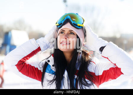 Langhaarige Brünette im Ski Anzug an Winterwochenenden Stockfoto