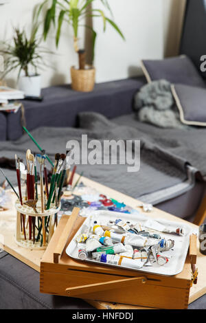 Foto Art Studio mit Pinsel und Farben Stockfoto