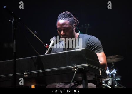 Kele Okereke von Bloc Party führt auf der Bühne im Roundhouse am 10. Februar 2017 in London, Vereinigtes Königreich. Stockfoto