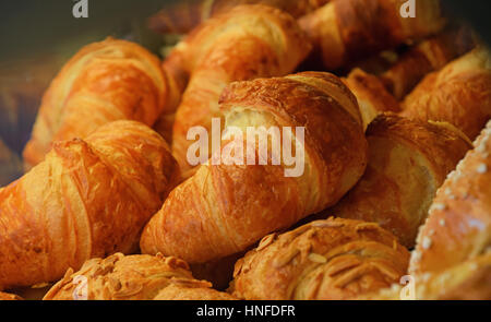 Frisch gebackene golden braun französische Croissants im Einzelhandel Bäckerei Shop Display, Nahaufnahme, hoher Winkel Stockfoto