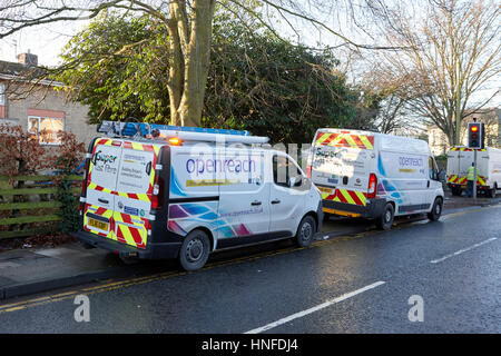 BT-Service vans geparkt am Straßenrand zu beheben einen Fehler in der Breitband Netzwerk Liverpool uk Stockfoto