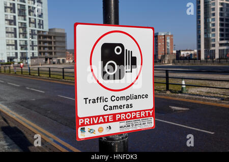 Warnzeichen für Compliance Verkehrskameras auf einem privaten Grundstück in Liverpool Docklands uk Stockfoto