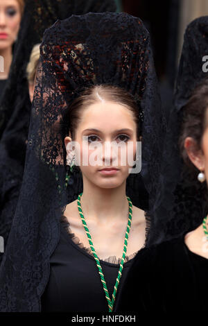 Eine Dame von der Esperanza-Bruderschaft (Iglesia de Santa Ana) tragen die traditionelle Mantilla während der Semana Santa in Granada, Spanien Stockfoto