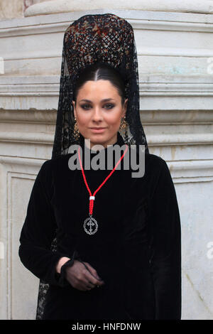 Eine Dame der Canilla & Rosario Bruderschaft (Iglesia De Santo Domingo) tragen die traditionelle Mantilla während der Semana Santa in Granada, Spanien Stockfoto