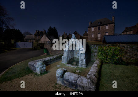 Alten Steinbrunnen im französischen Dorf bei Nacht Stockfoto