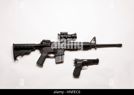 Smith und Wesson M & P15 Sport II und 9mm Browning Hi-Power Stockfoto