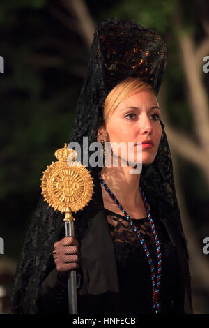 Eine spanische Dame tragen die traditionelle Mantilla während der Semana Santa in Granada, Spanien Stockfoto